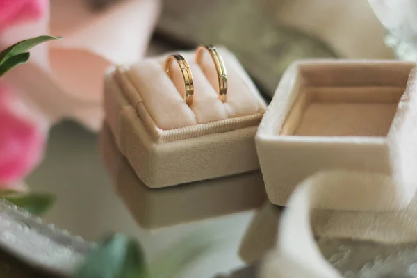 Anneaux de mariage en or dans une boîte sur la table . — Photo