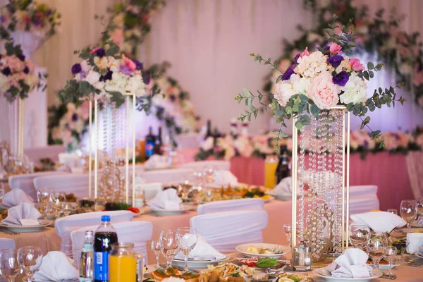 Lusso decorato con fiori e un ristorante festivo sala banchetti in rosa . — Foto Stock