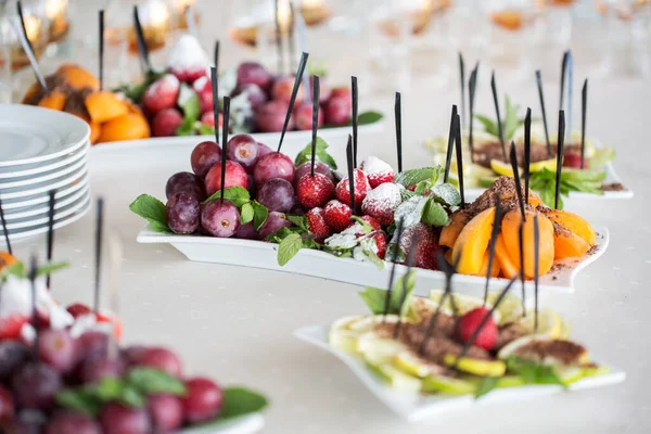 Kousky čerstvého ovoca.svatební hostina na hostině. — Stock fotografie