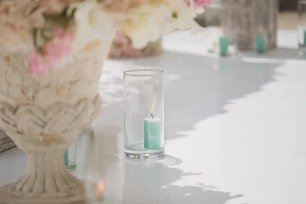 Mooi boeket rozen in een vaas op een achtergrond van een huwelijksboog. Mooi opgezet voor de huwelijksceremonie. — Stockfoto