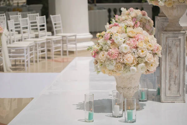 Schöner Strauß Rosen in einer Vase auf dem Hintergrund eines Hochzeitsbogens. Schöne Einrichtung für die Trauung. — Stockfoto