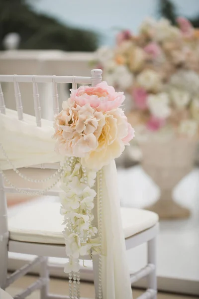 Addobbi nuziali fiori su sedie. Registrazione uscita matrimonio, sedie bianche decorate per il matrimonio. dettaglio allestimento matrimonio . — Foto Stock