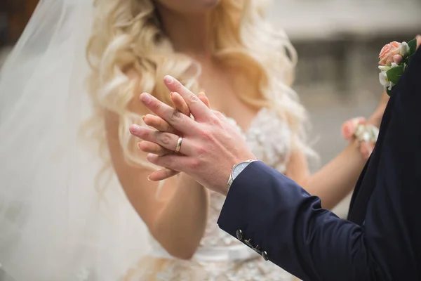 A menyasszony és a vőlegény egymásra néznek, és egymás kezét fogják.. — Stock Fotó