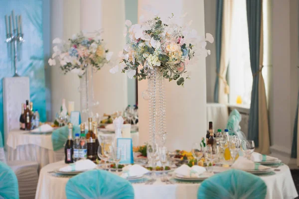 Schöne Blumen auf dem Tisch am Hochzeitstag. — Stockfoto