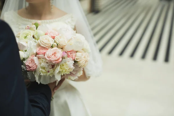 Virágcsokor a menyasszony kezében.. — Stock Fotó