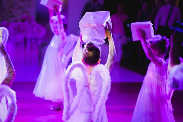 Crianças vestidas de anjo dançando no banquete de casamento . — Fotografia de Stock