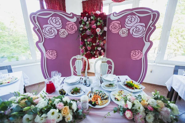 Malaiische Hochzeit mit Vintage-Sitz für Braut und Bräutigam. — Stockfoto