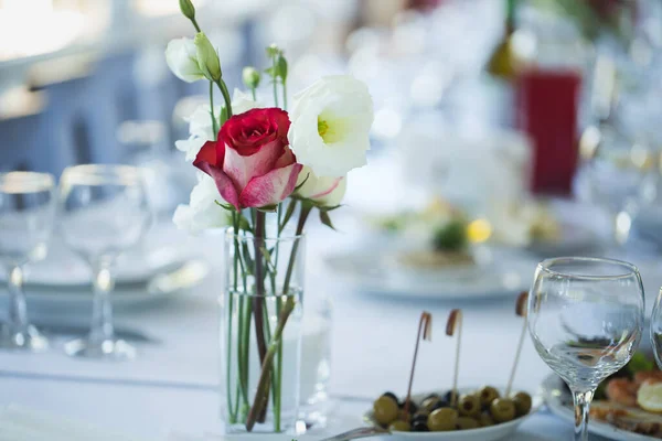 宴会や結婚式のレセプションのテーブルセット、花束に焦点を当て. — ストック写真