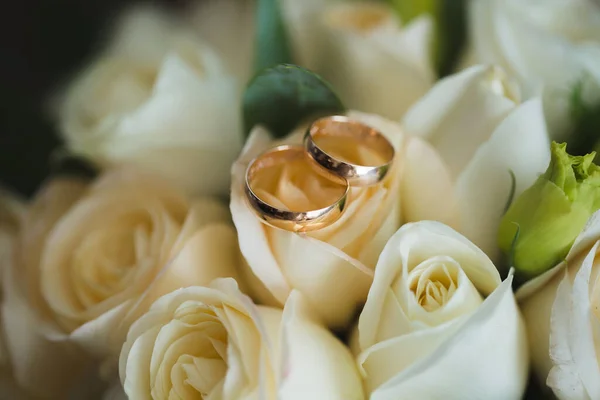 Ramo de boda de rosas y anillos de oro . — Foto de Stock