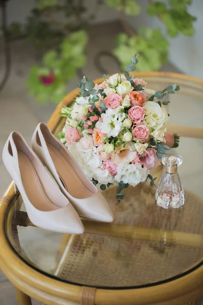 Sapatos de casamento com buquê de flores e perfume . — Fotografia de Stock