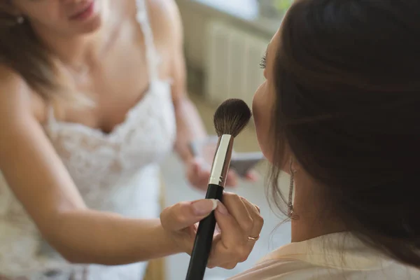 El maquillaje de boda de la novia por la mañana . — Foto de Stock