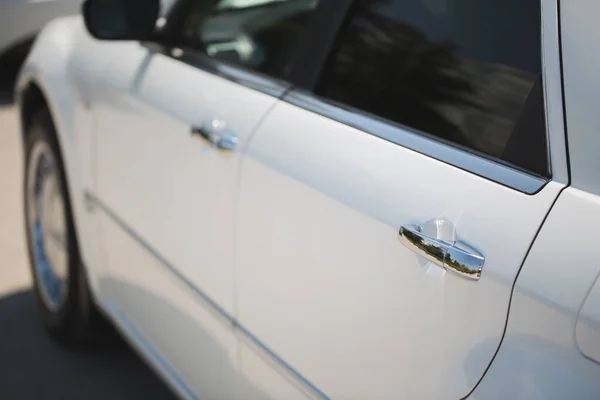 Witte auto met zilveren auto deurklink. — Stockfoto