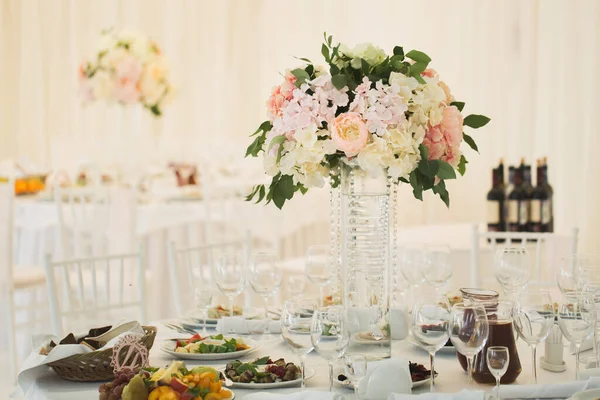 Un magnifique bouquet de fleurs dans un vase sur la table de mariage . — Photo