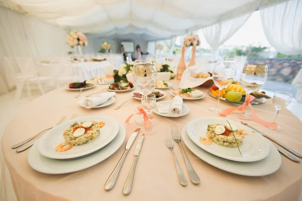 Bella sala banchetti sotto una tenda per un ricevimento di nozze . — Foto Stock