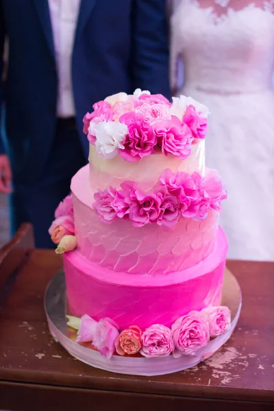 Розовый трехуровневый свадебный торт со свежими цветами . — стоковое фото