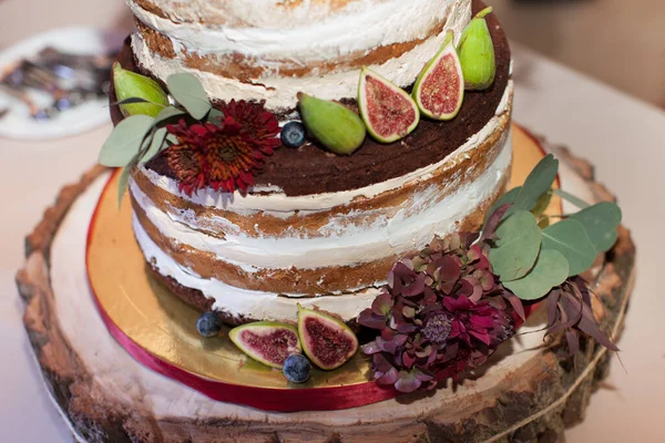 İncir ve böğürtlenli lezzetli çikolatalı pasta. Kırsal tarzda meyveli çıplak düğün pastası.. — Stok fotoğraf