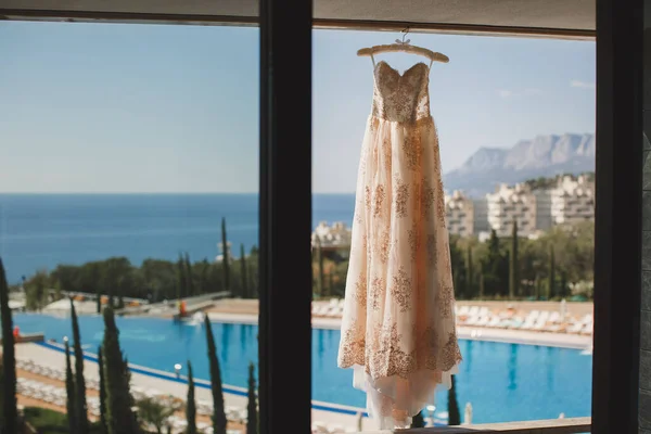 プール、海、山を背景にホテルでウェディング ドレス. — ストック写真