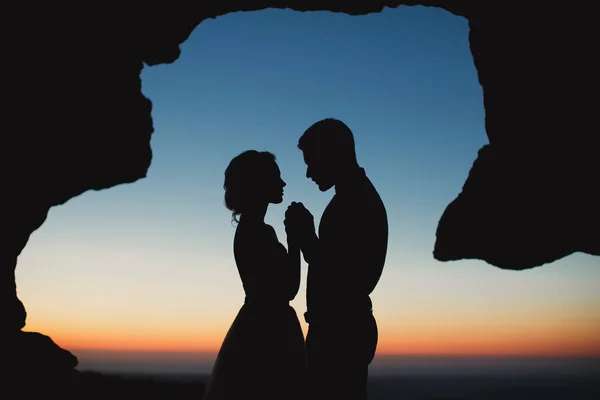 Pareja de boda al atardecer en las montañas . —  Fotos de Stock