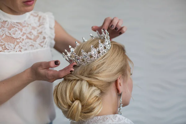 Die Stylistin trägt die silberne Kronbraut. — Stockfoto