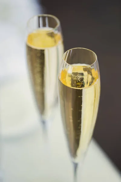 Copa de champán en la mesa de la boda . —  Fotos de Stock