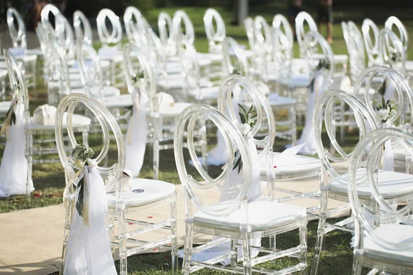 Vita transparenta stolar vid bröllopsceremonin. — Stockfoto