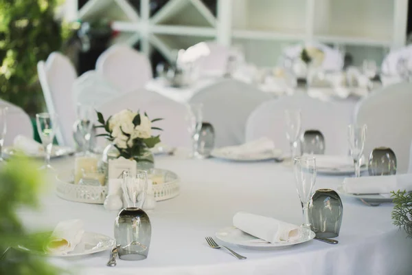 Mesas bellamente decoradas para invitados con decoraciones . — Foto de Stock