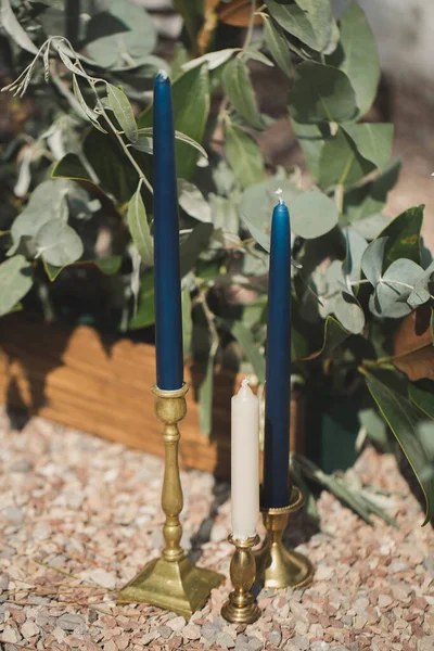 Candlesticks with blue candles on the ground. — Stock Photo, Image