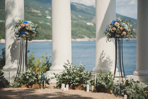 Bröllopsbåge. Vacker bröllopsceremoni på bakgrunden av havet. — Stockfoto