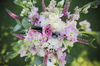 Düğün buketi beyaz ve mor çiçekler yakın plan..