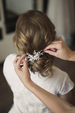 Takılarla düğün saç stili. Zarif saç aksesuarı.