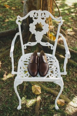 Sandalyedeki erkek ayakkabıları. Yukarıdan görünüşü.