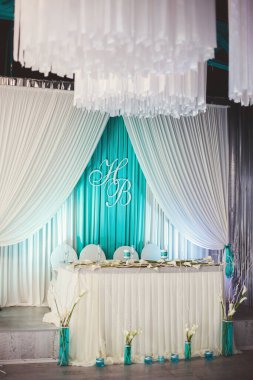 Restoranda düğün ziyafeti. Masa. Sandalye. Kemer. Çadır. Tinsel.