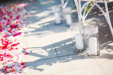 Düğün töreni açık havada. Taze çiçeklerle bembeyaz düğün kemeri.