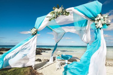 Okyanustaki tören için güzel beyaz düğün kemeri.