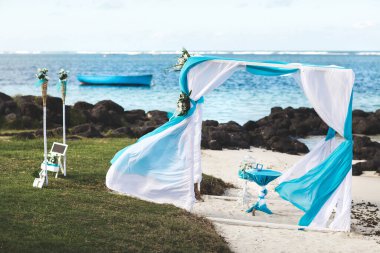 Okyanustaki tören için güzel beyaz düğün kemeri.