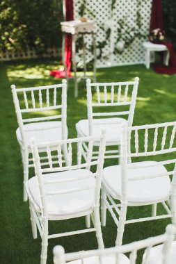 Parktaki törende güzel beyaz düğün sandalyeleri.