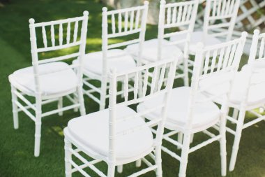 Parktaki törende güzel beyaz düğün sandalyeleri.