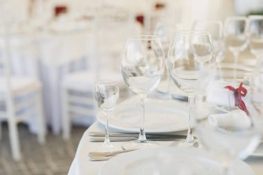 Restoranda güzel şarap ve şampanya kadehleri var..