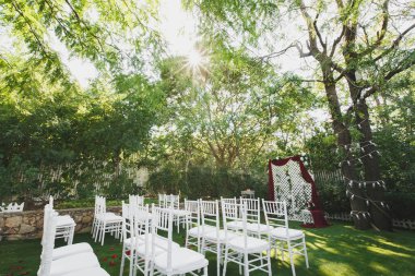 Yeşil bir parkta güzel bir düğün töreni..