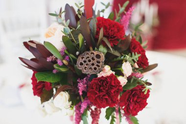 Bir düğün için bir çadır altında güzel ziyafet salonu.