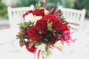 Bir düğün için bir çadır altında güzel ziyafet salonu.