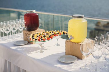 Denize bakan düğün töreni için verilen resepsiyon. Meyve suyu. Yemek servisi..