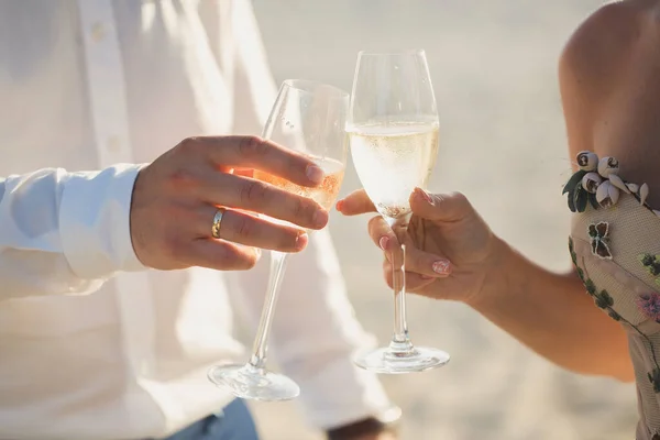 新郎新婦は、シャンパン グラスを保持しています。. — ストック写真