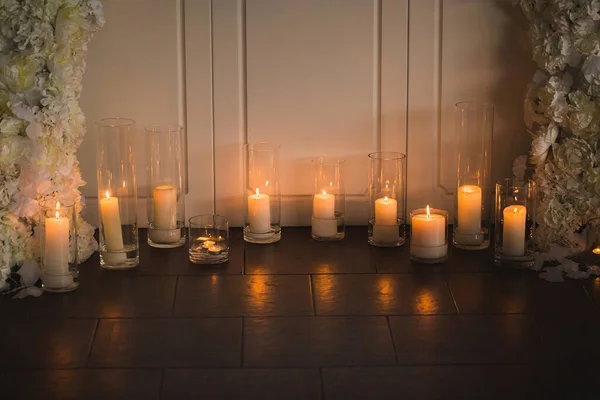 有蜡烛的花瓶用来举行婚礼. — 图库照片
