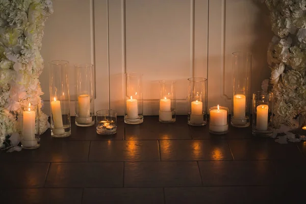 Vases with candles stand for wedding ceremony. — Stock Photo, Image