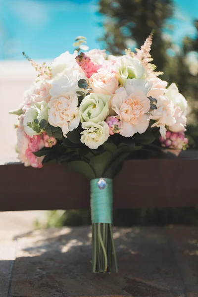 Buquê de casamento em um gazebo de madeira no fundo da piscina . — Fotografia de Stock