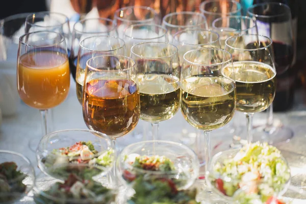結婚式でのレセプション。グラステーブルの上のお菓子やワイングラス. — ストック写真