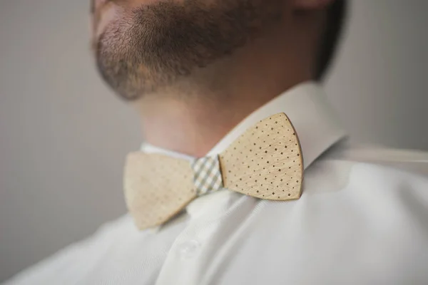 Дерев'яна краватка з пов'язкою крупним планом. Весільний костюм нареченого . — стокове фото