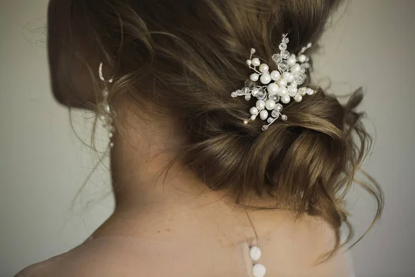 新娘的婚礼发型与珠宝。秀发饰品. — 图库照片
