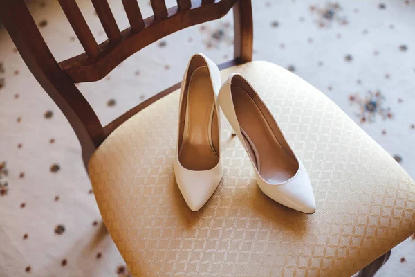 Svatební boty cream barva na židli v hotelu. — Stock fotografie